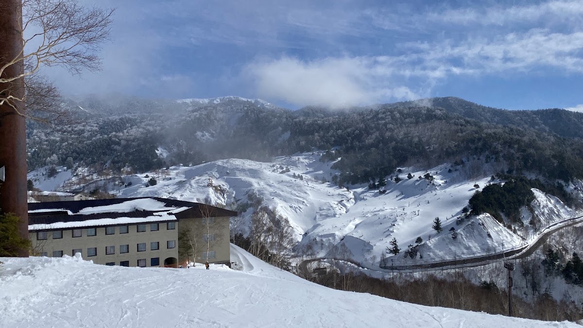 雪地飯店與山脈風景