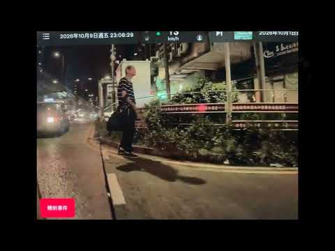 車CAM直擊 - 九龍城阿伯路邊彎位屙尿淋花 😵
