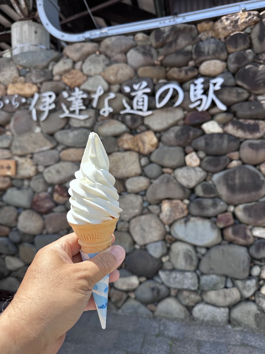 手持霜淇淋特寫