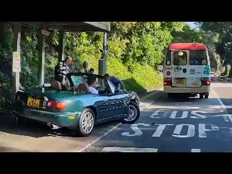 車CAM直擊 - 點解！？小巴落客，癡線 MX5 扭左撞上行人路 (轉載)