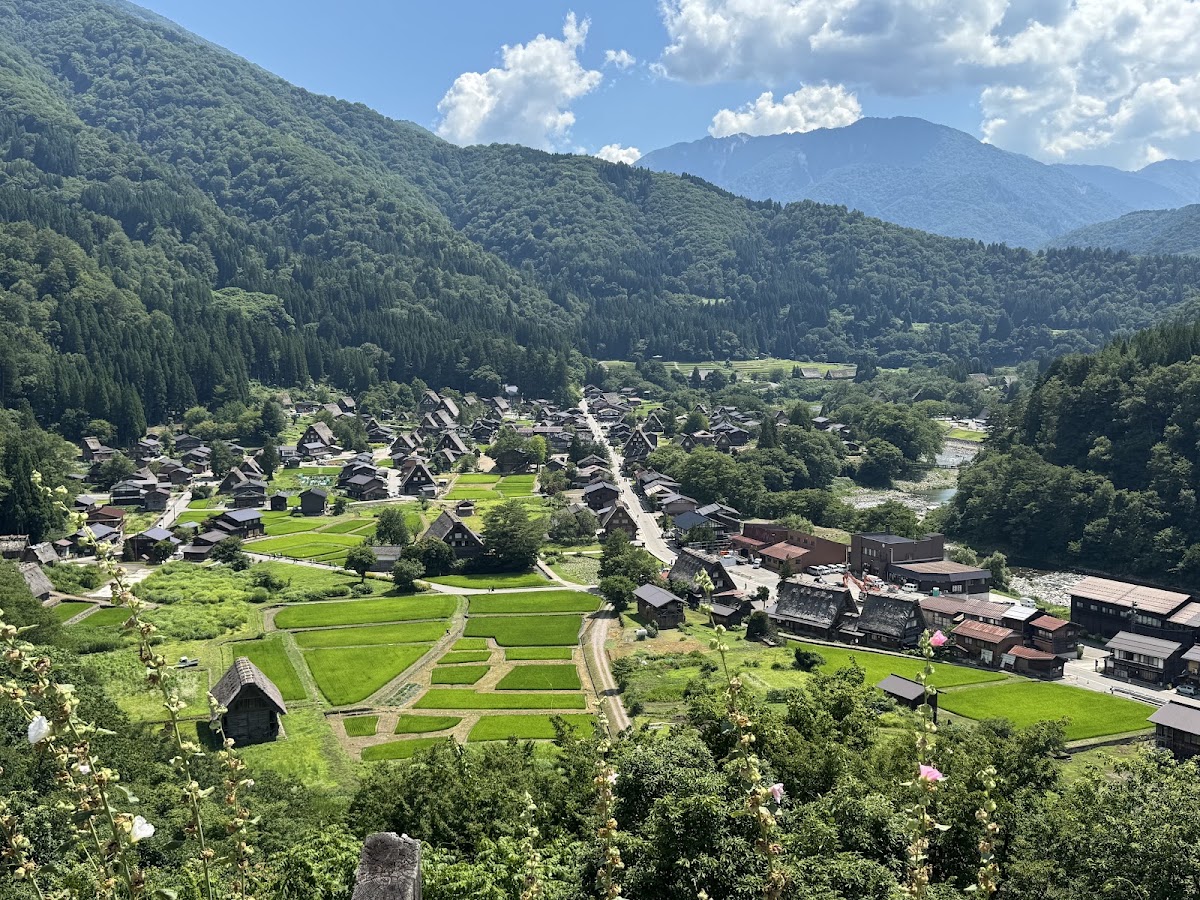 荻町城跡展望台夏日綠意村落大景