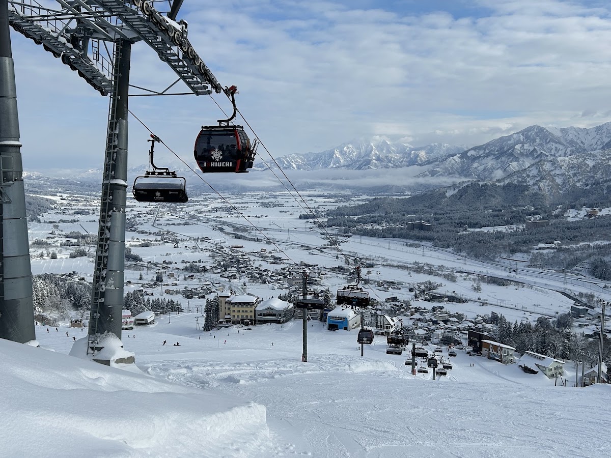 纜車與遠山雪景