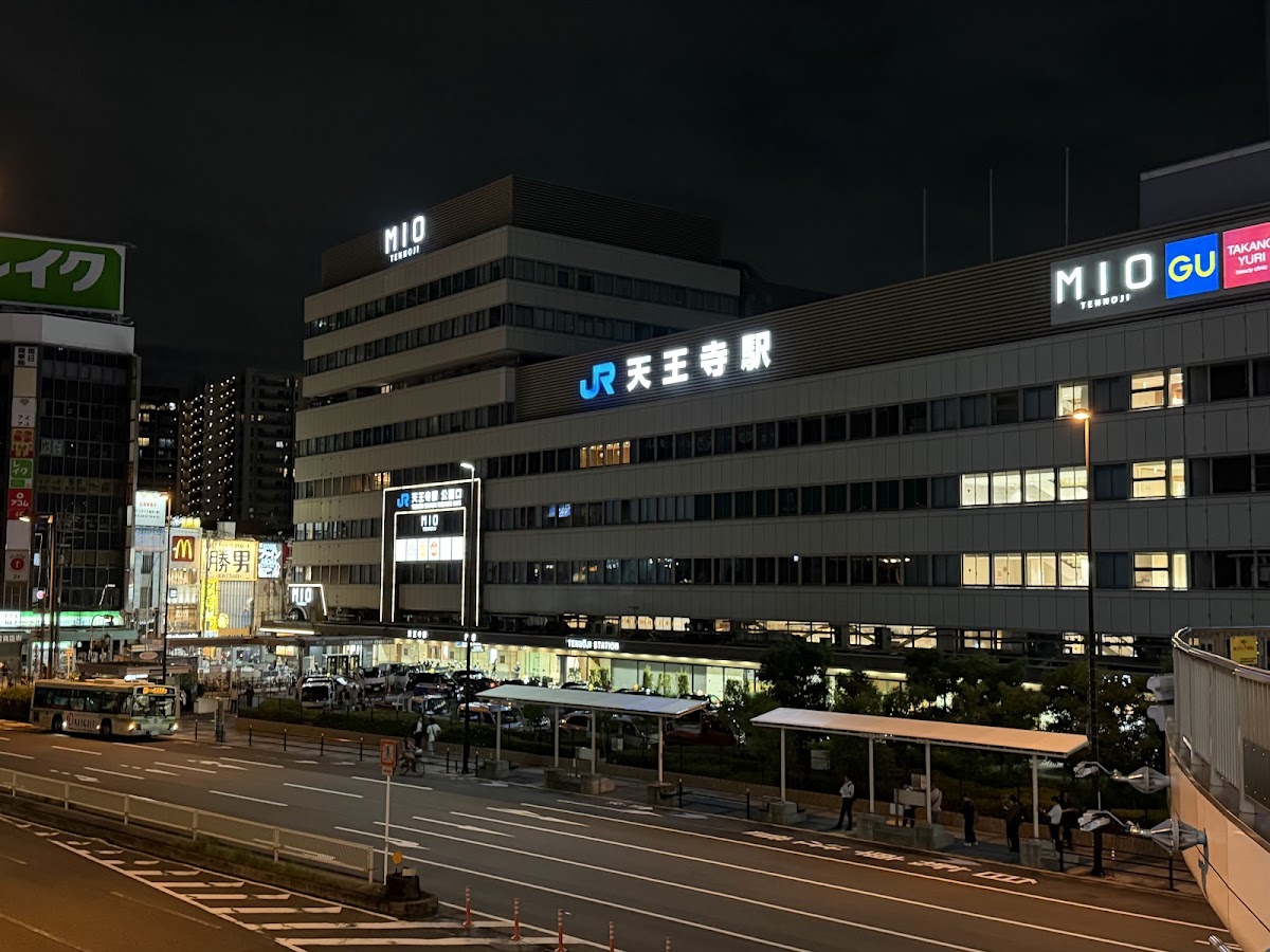 夜間天王寺站外觀與車流