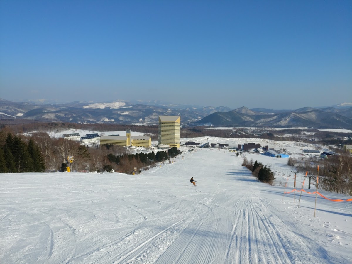 晴空下的安比高原滑雪場大景