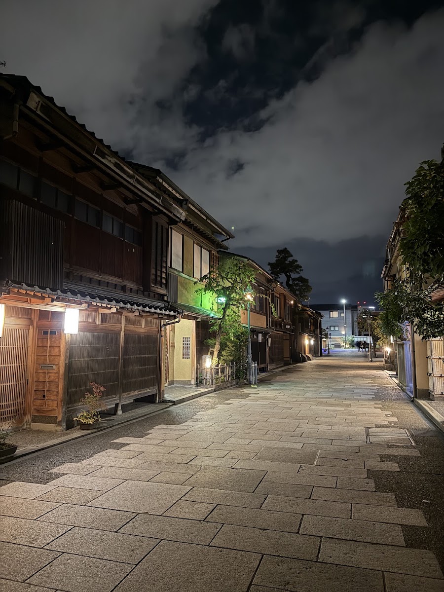 夜晚燈光下的茶屋街