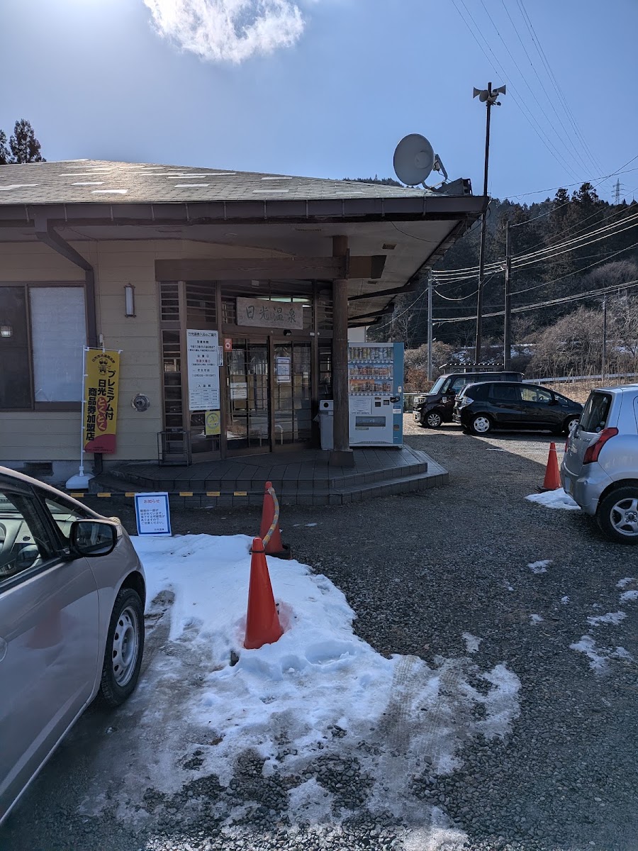 雪景中的日光溫泉建築