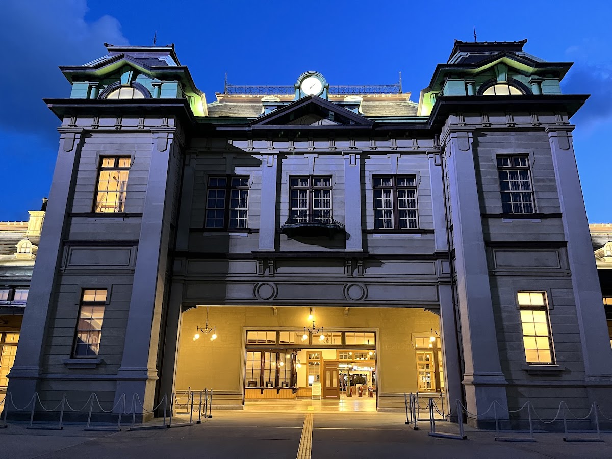 門司港站夜間復古建築外觀