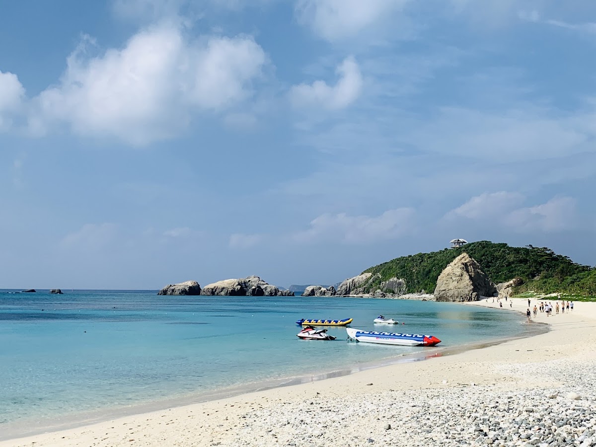 海灘上的沙灘與水上遊樂設施