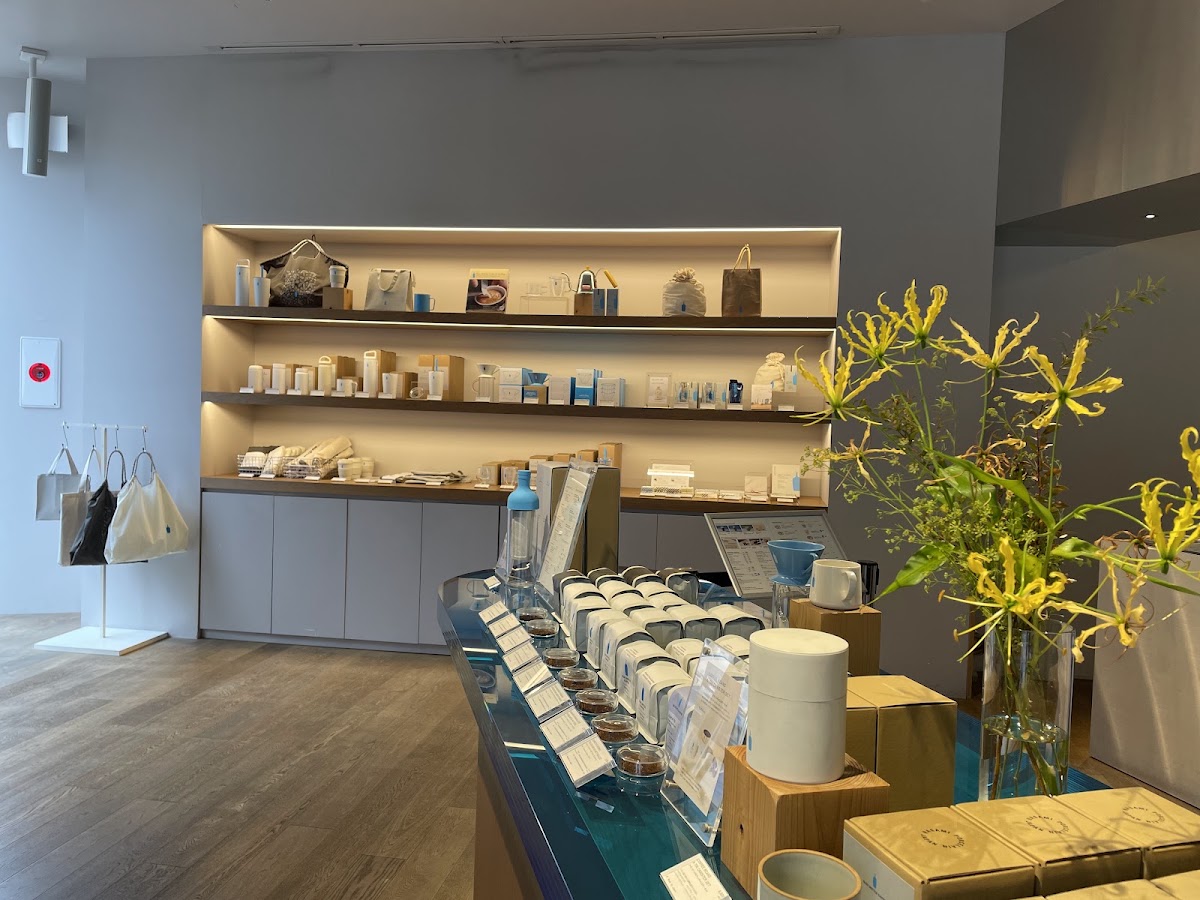 店內商品展示架與伴手禮