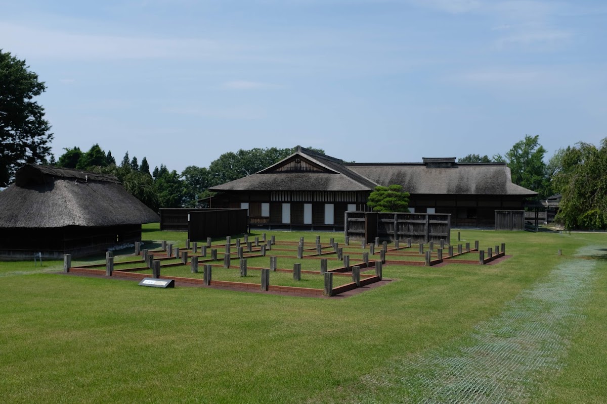 藍天草坪與根城建築群遺跡