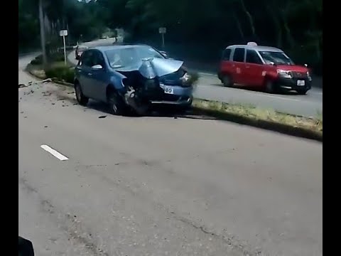 車CAM直擊 - (意外後現場) 順利村道私家車自炒 鐵柱倒地好多碎片 路過小心