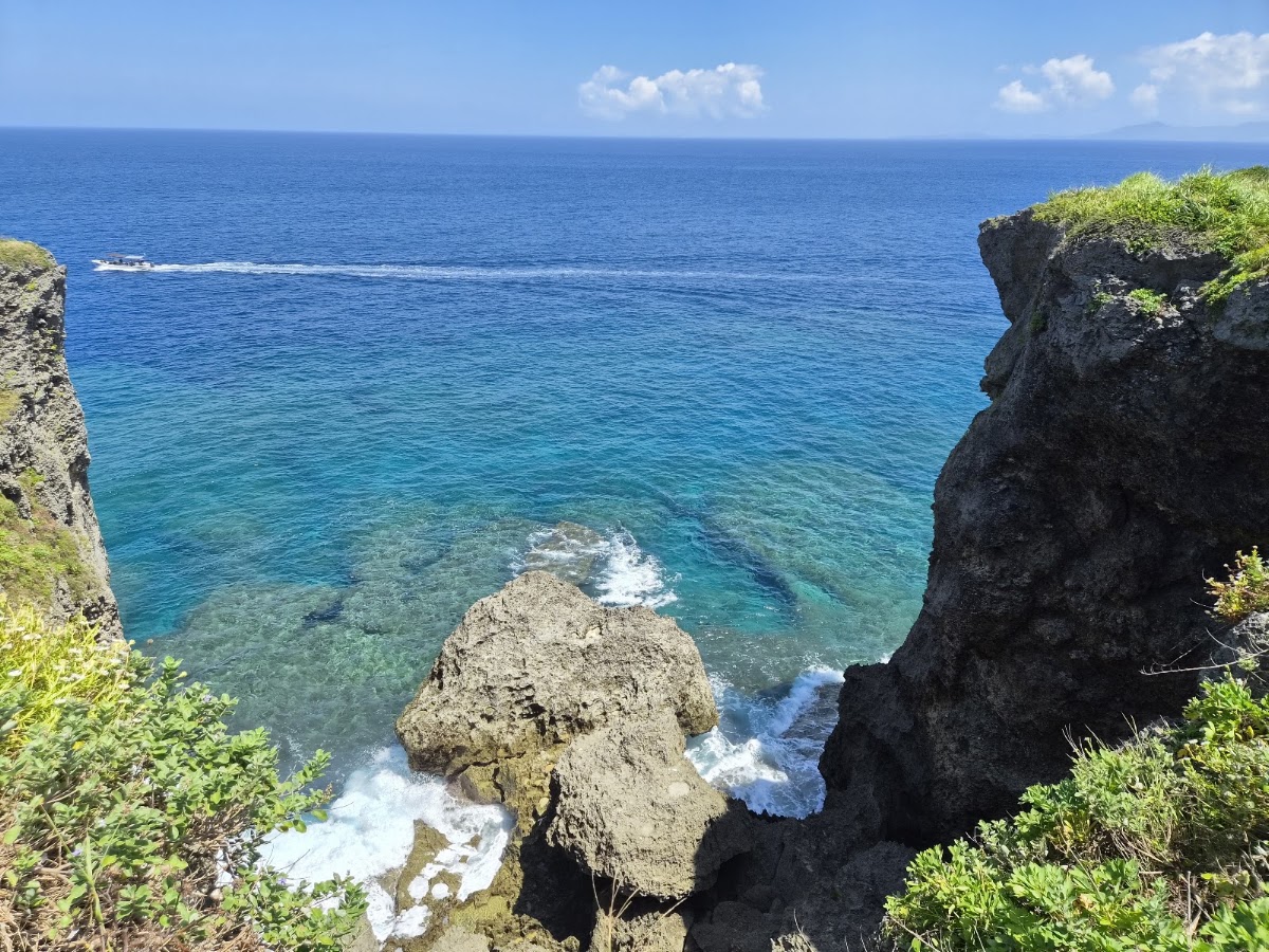 從萬座毛俯瞰蔚藍海域