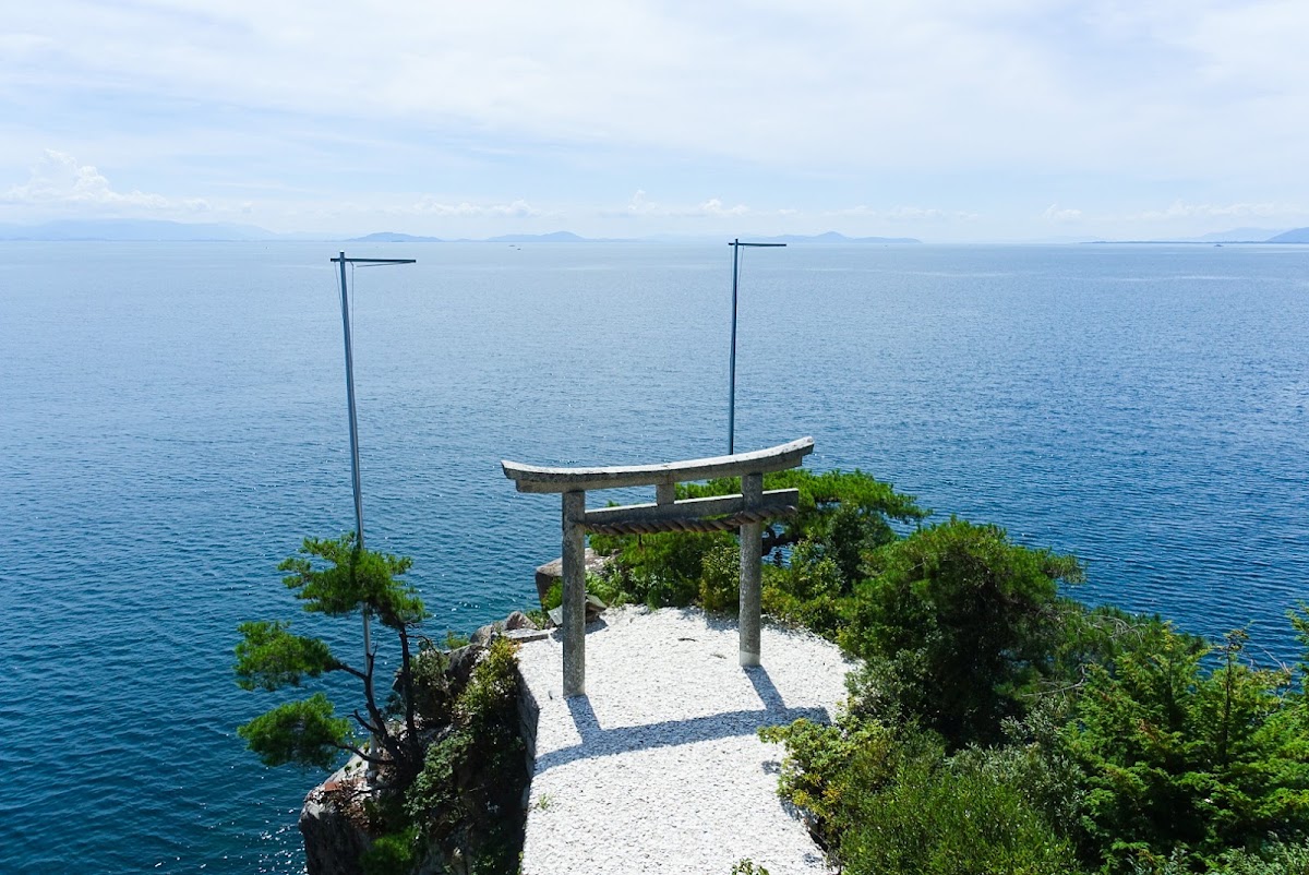竹生島崖邊鳥居與琵琶湖風景