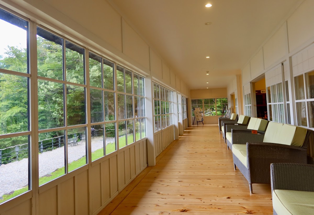 室內木質長廊與一排舒適座椅和窗景
