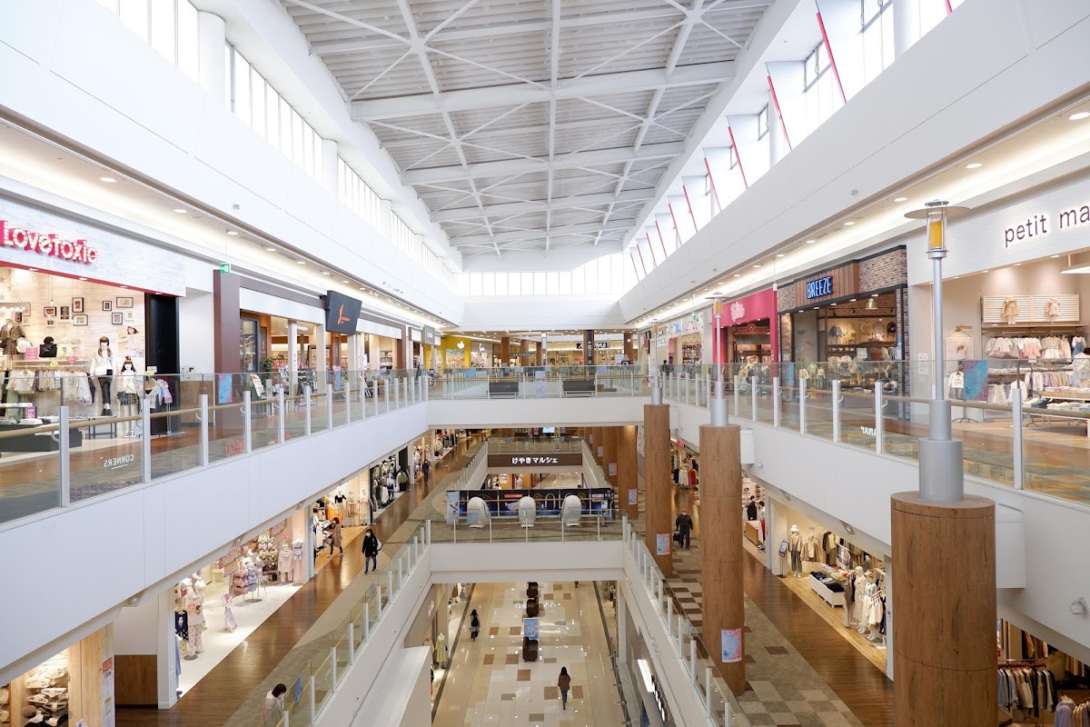商場室內中庭與店家