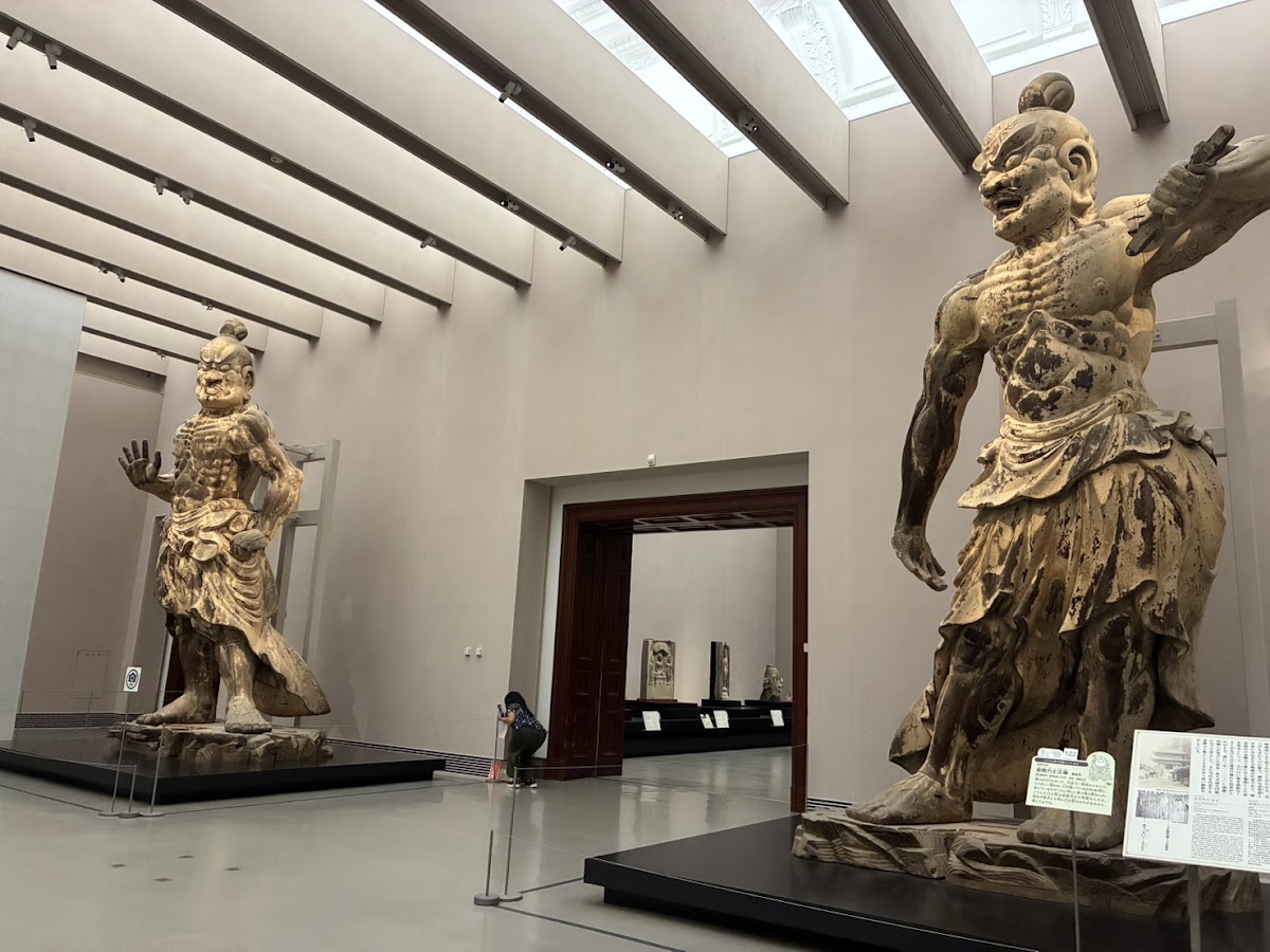 室內展出的古代木雕金剛力士像