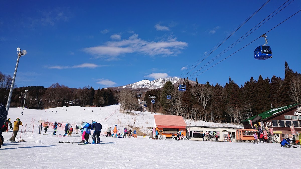 纜車與滑雪場基地的晴天風景
