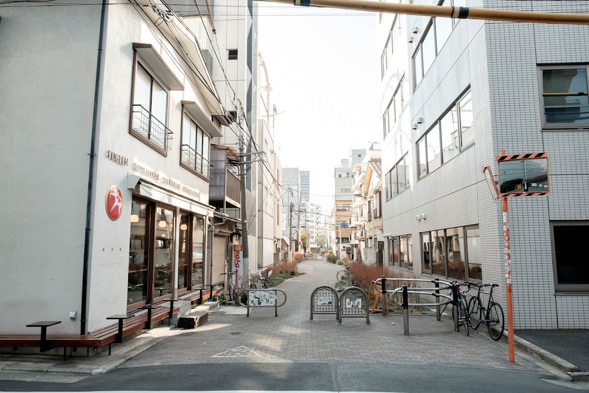 Fuglen Tokyo 店外街道建築外觀