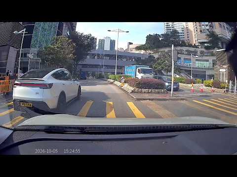 車CAM直擊 - 女司機想測試後座無扣安全帶嘅防撞性？