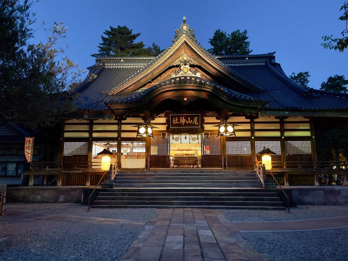 黃昏時分的尾山神社本殿正面