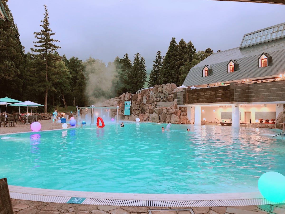 戶外溫泉泳池與造景