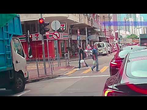 車CAM直擊 - 北帝街 學童亂跑過馬路 險被貨Van撞倒