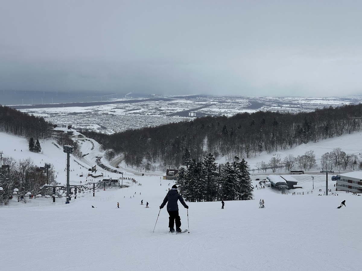 站在滑雪道俯瞰札幌市景與遠方海景