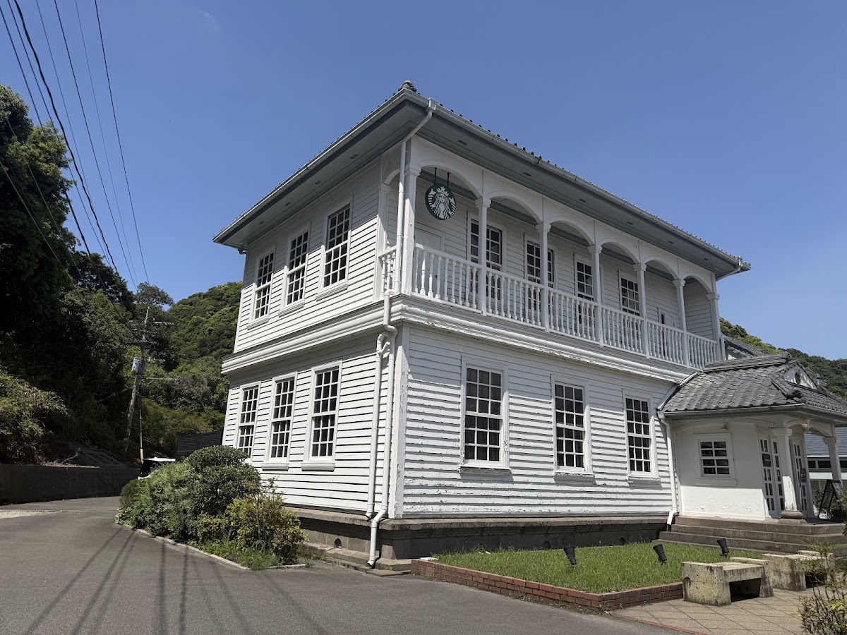 白色洋館建築側景與戶外藍天