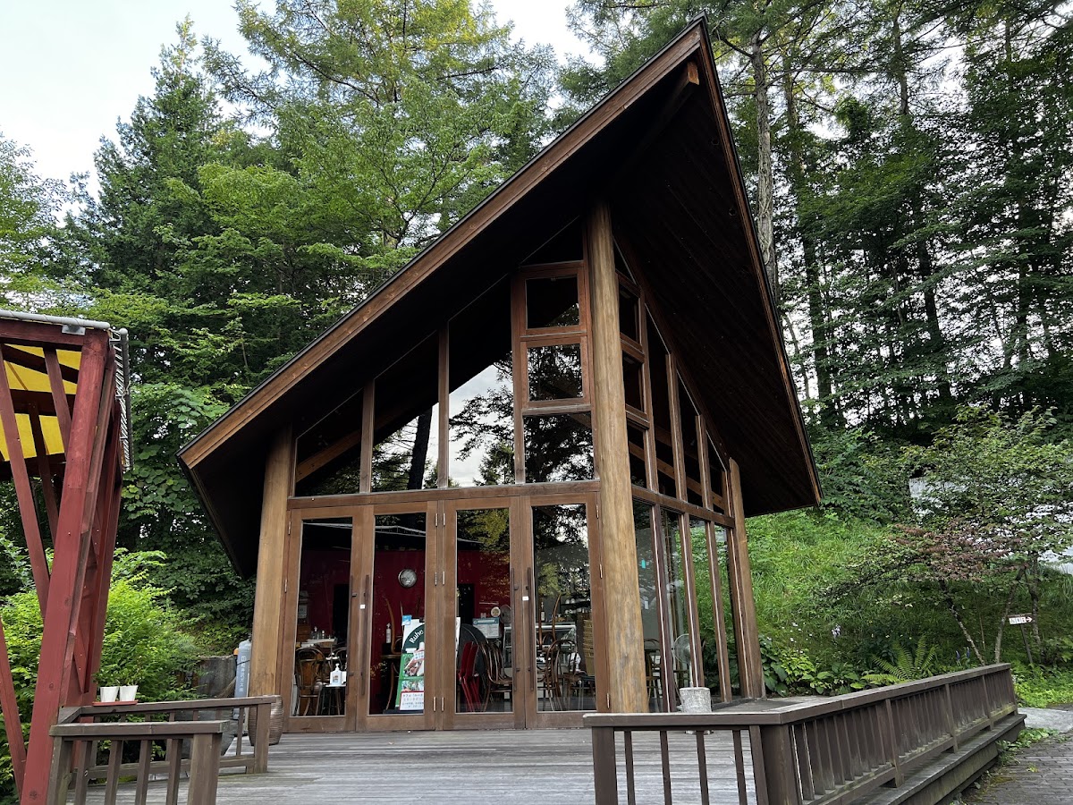 三角屋頂木造建築外觀