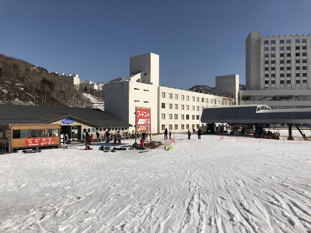 苗場滑雪場飯店與雪道建築
