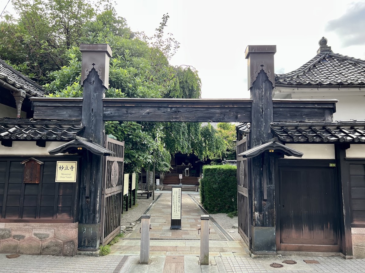 忍者寺的黑色木造大門正面全景
