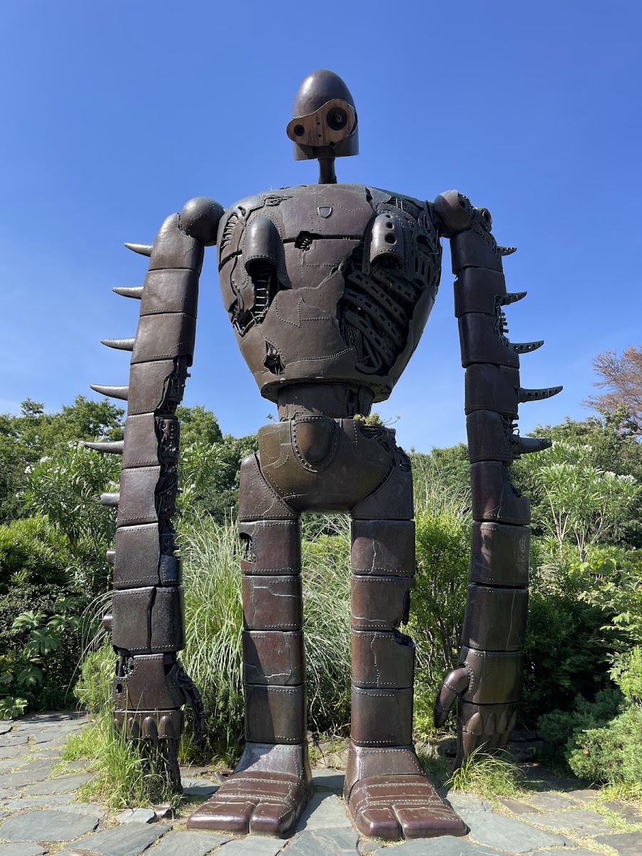 天空下巨大的機器人兵雕像