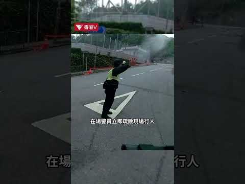 車Cam直擊 葵涌石屎擊中兩名途人 途經貨車司機：「行快兩步都冇命」#shorts ｜香港V