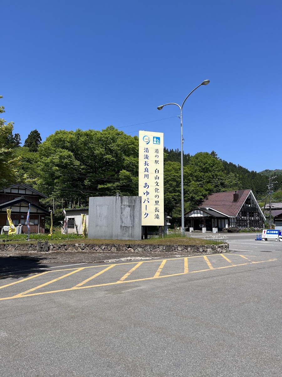 戶外造景水池與遊玩的小孩