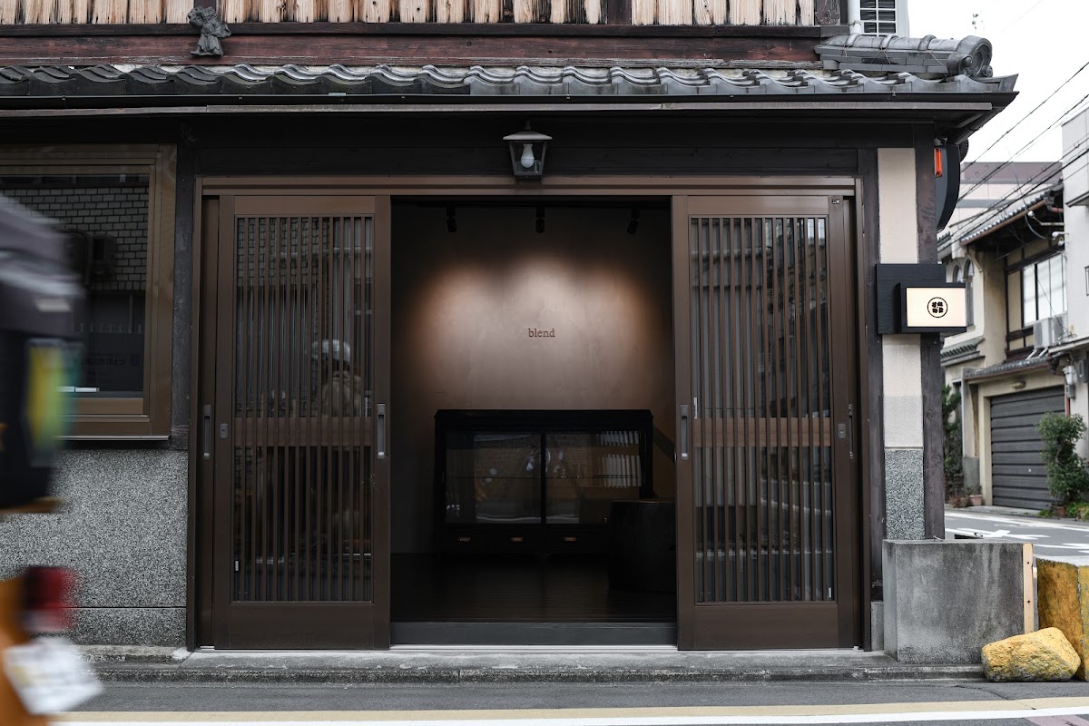 店面外觀與滑門入口近景