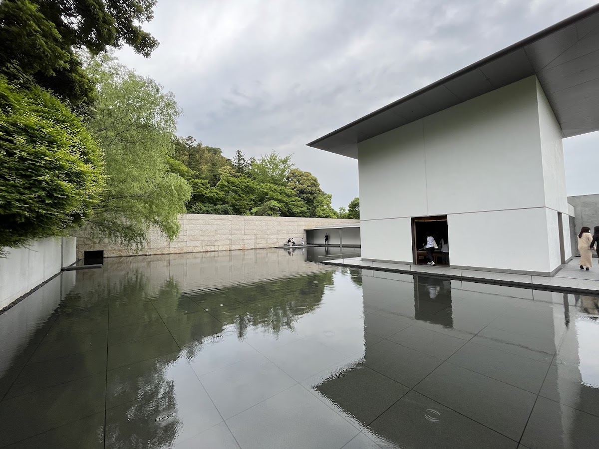 陰天水鏡庭園與參觀遊客