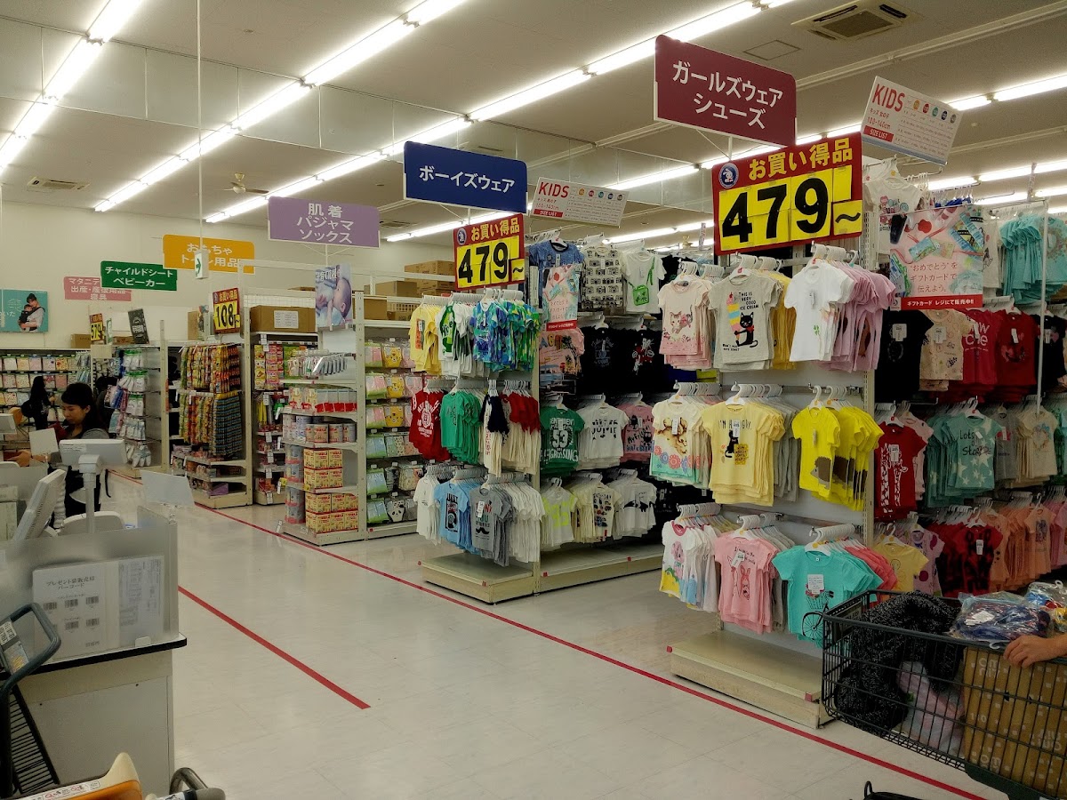店內童裝與鞋靴展示走道