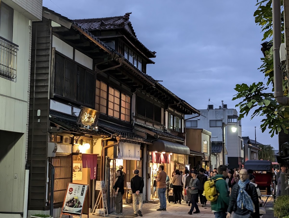 傍晚時分熱鬧的茶屋街店鋪外觀