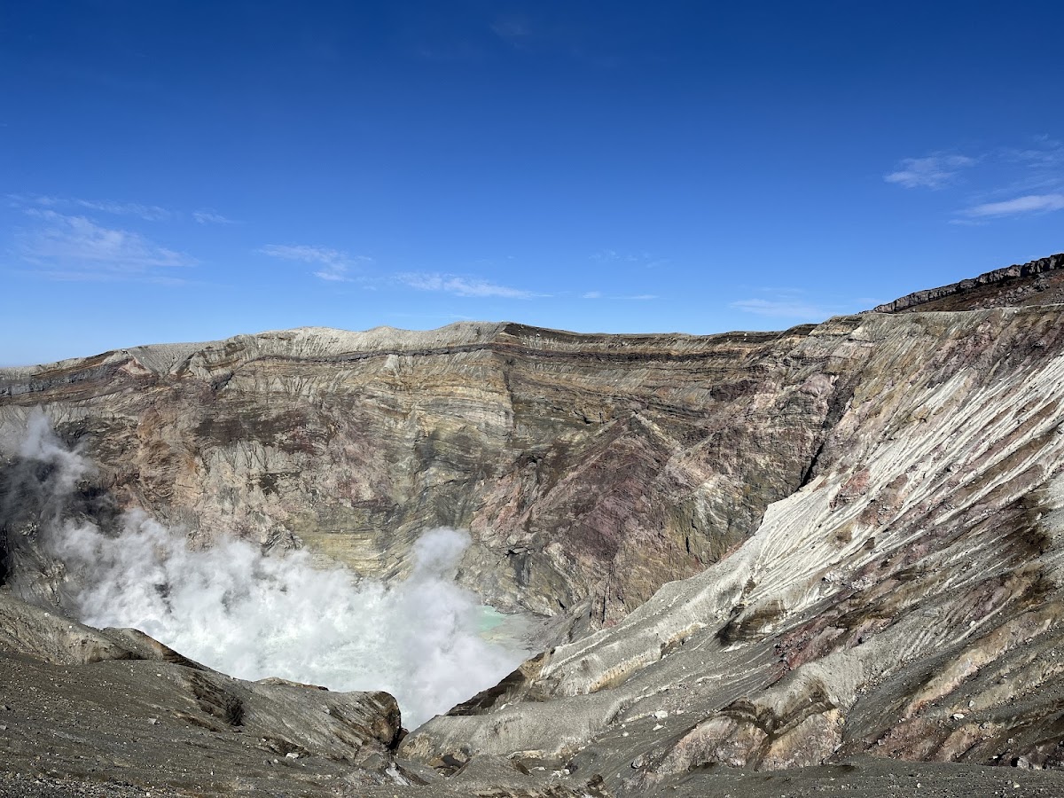 阿蘇火山噴氣口的壯觀火山口