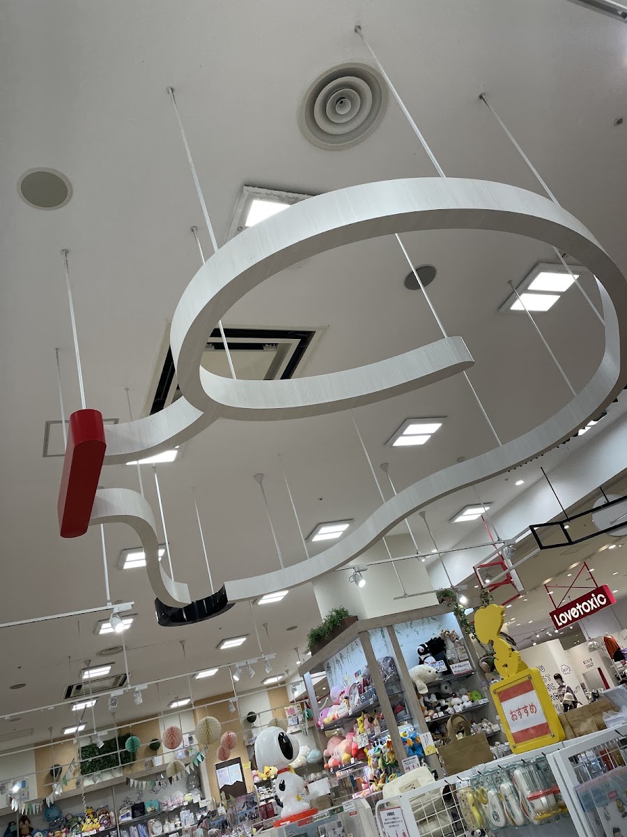 商店天花板大型白色裝飾與燈具