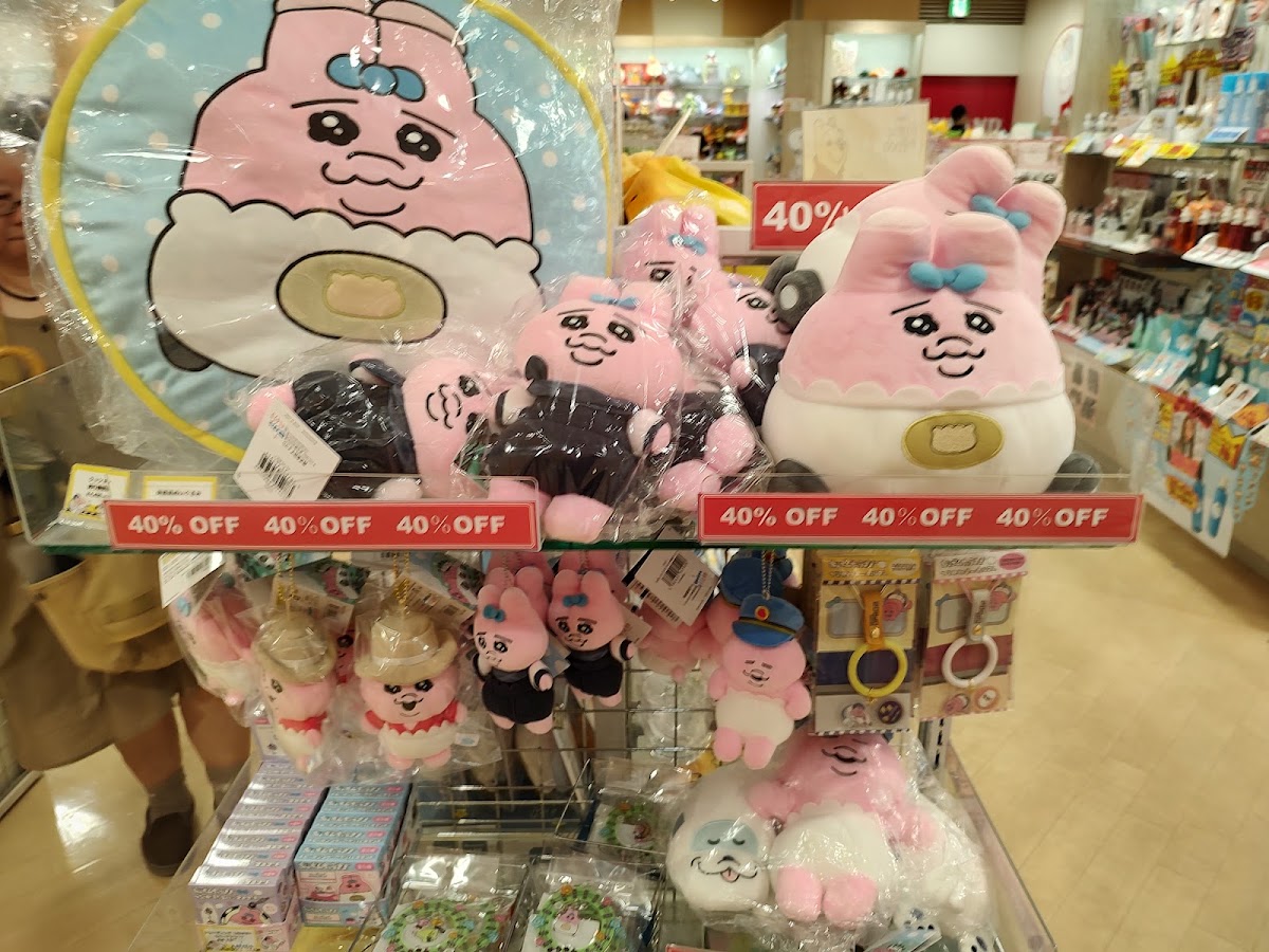 粉紅卡通角色絨毛玩偶展示