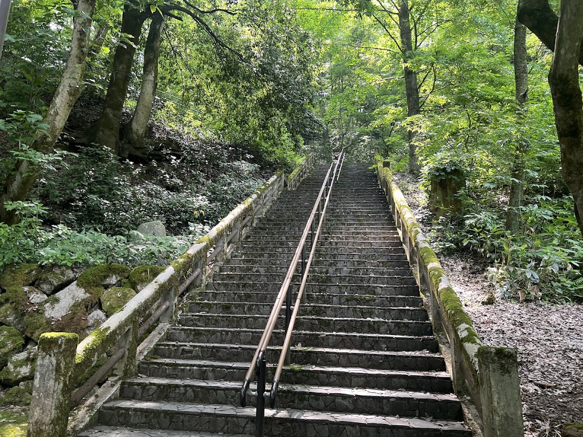 通往城區的石階步道