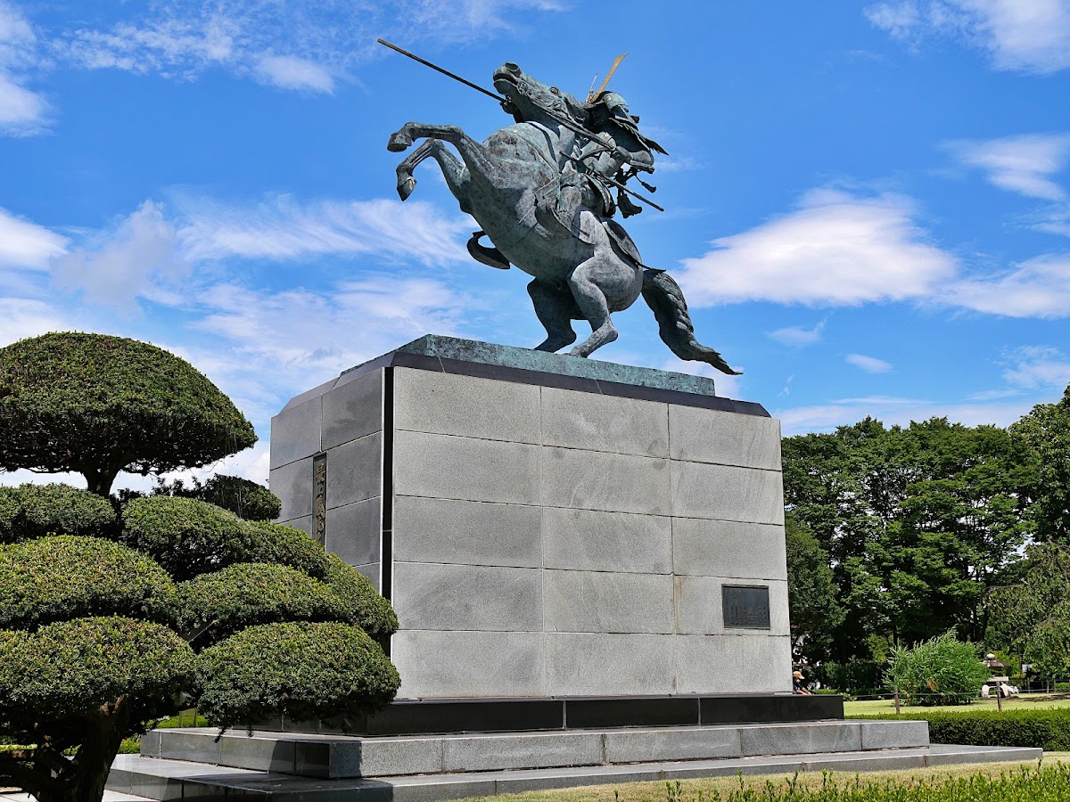 山形城公園內的武將策馬銅像