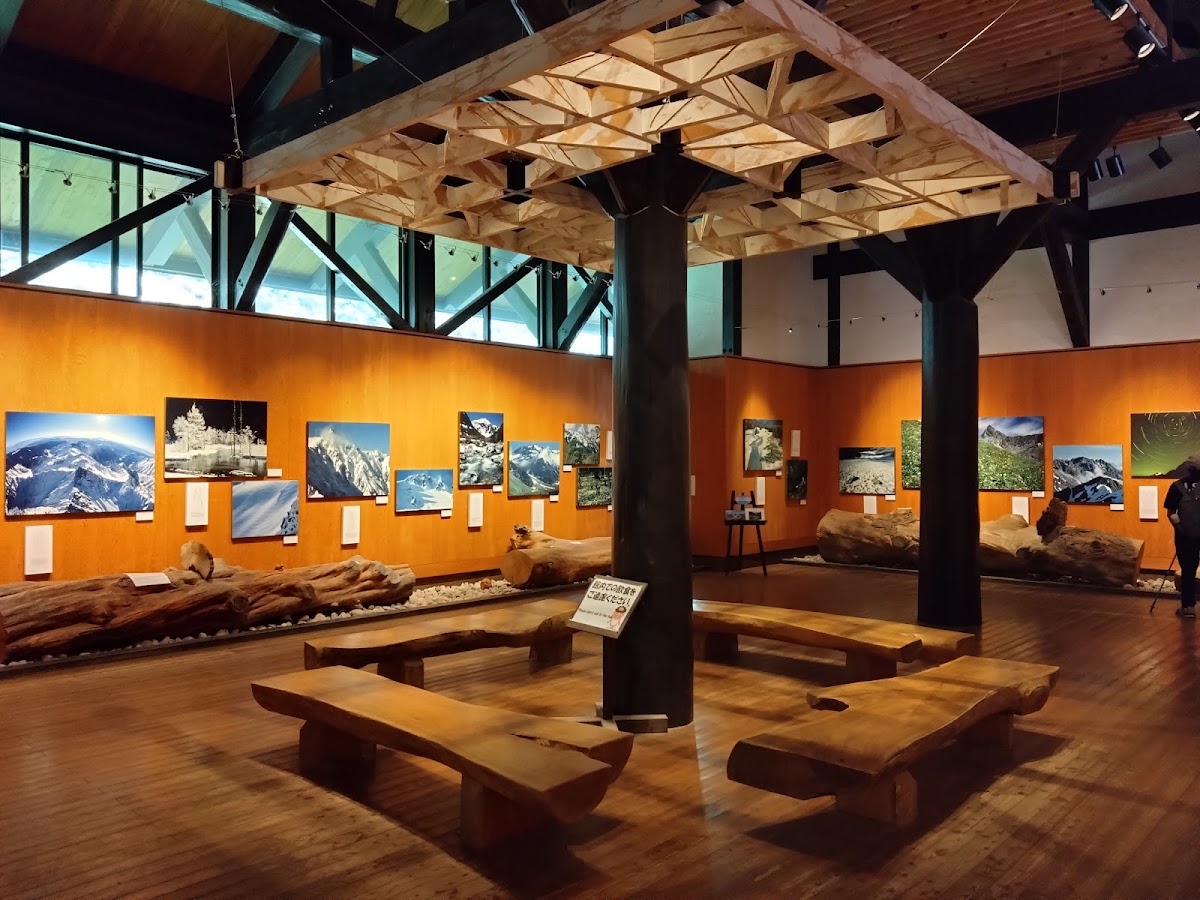 室內展廳與木製裝置藝術