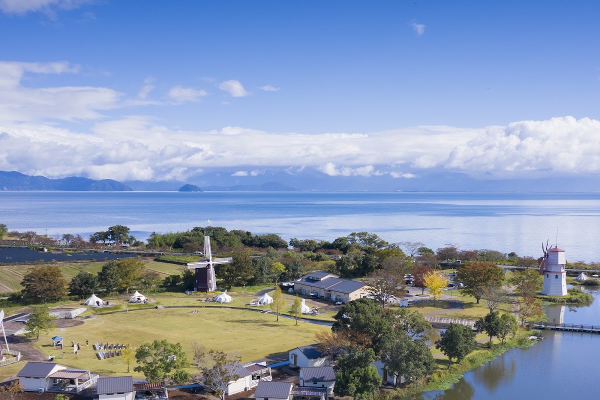 高空俯瞰度假村與湖泊全景
