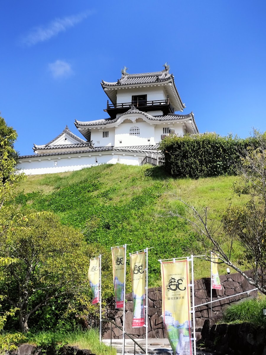 掛川城遠景與綠地旗幟