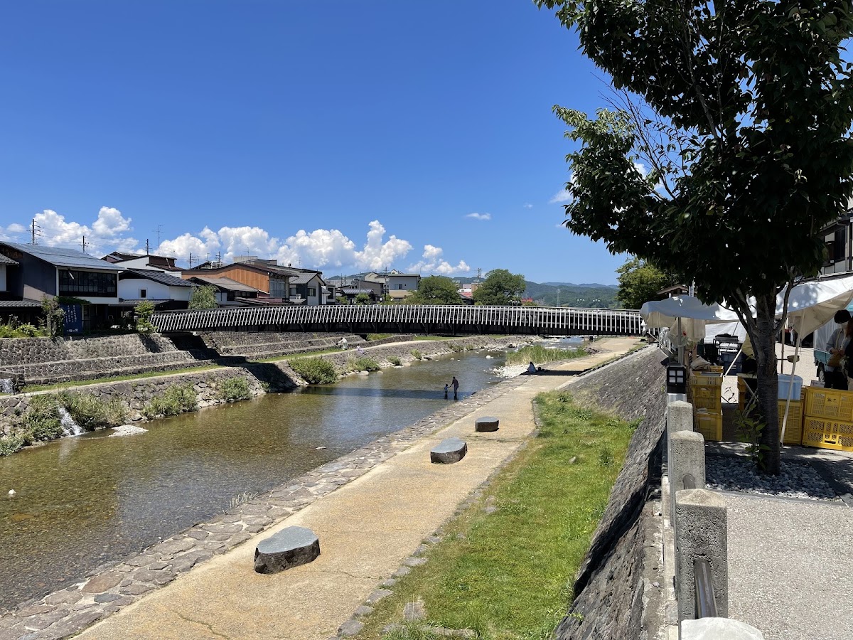 晴空下跨越宮川的步道橋大景