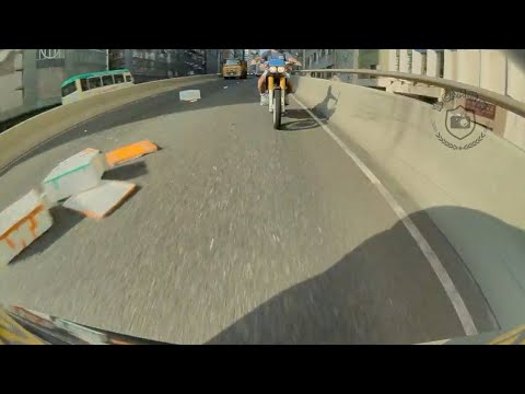 車CAM直擊 - 疑似莊臣斗車跌到一地發泡膠箱