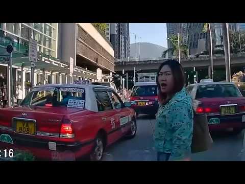 車CAM直擊 - 呢位阿姐幾搞笑喎，路中心落車問人點落車🤔