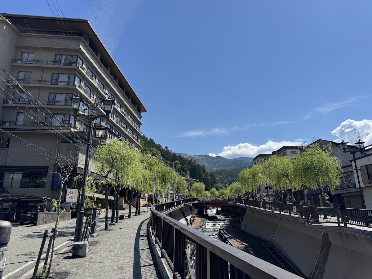 陽光灑落的溫泉街與河畔大景